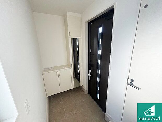 【玄関】シューズボックスにはたくさんの靴が収納できるので玄関周りはいつもスッキリ！ご家族が増えても安心！