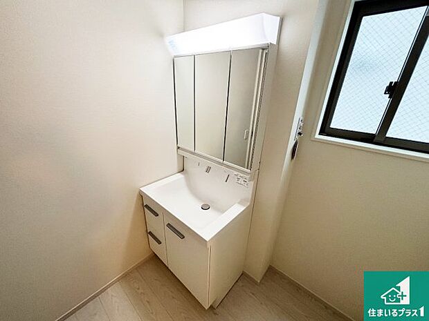 【独立洗面台】清潔感のある洗面台です。フラットな鏡は掃除がしやすく毎日清潔！鏡裏には収納があるのでスッキリとした洗面台が保てます。