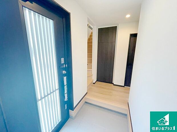 【玄関】シューズボックスにはたくさんの靴が収納できるので玄関周りはいつもスッキリ!ご家族が増えても安心!