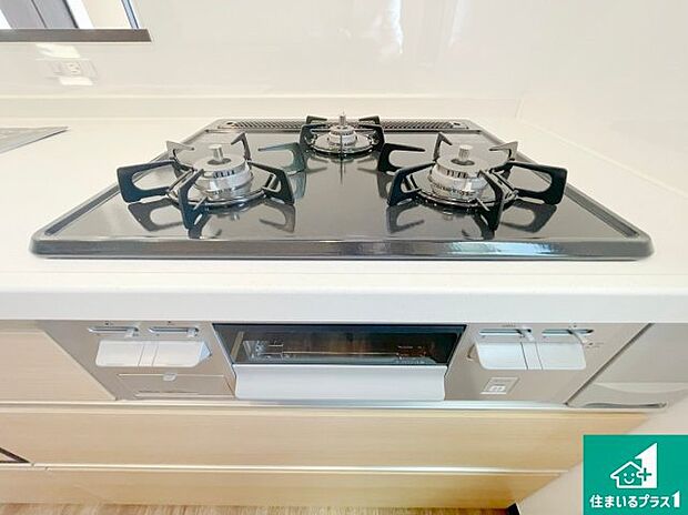 【コンロ】ダブル高火力Siセンサー付きコンロ!3口あるので、まとめて料理をする時も大活躍!