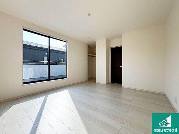 【洋室】シンプルな洋室は、自分好みのインテリアが楽しめます♪ご家族とインテリアや家具を選びに行くのは新築購入時の醍醐味の一つです。ぜひお楽しみください♪