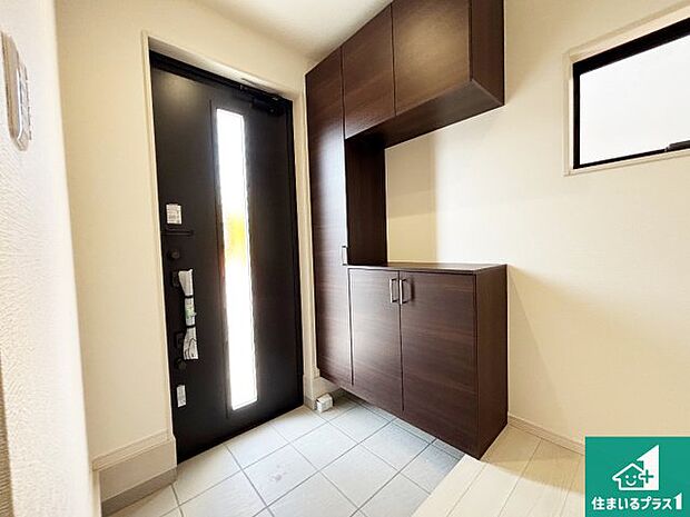 【玄関】シューズボックスにはたくさんの靴が収納できるので玄関周りはいつもスッキリ！ご家族が増えても安心！