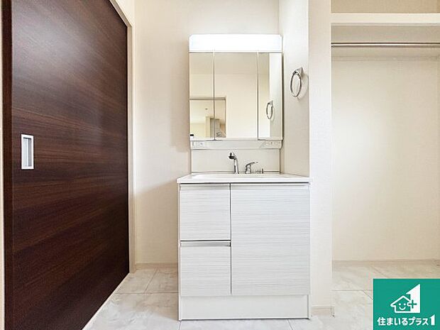 【独立洗面台】清潔感のある洗面台です。フラットな鏡は掃除がしやすく毎日清潔！鏡裏には収納があるのでスッキリとした洗面台が保てます。