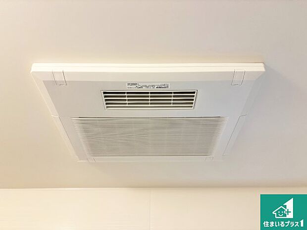 【浴室暖房乾燥機】四季を通して快適なバスライフをお手伝いする浴室暖房乾燥機！浴室の乾燥・暖房・涼風・換気はもちろん、２４時間換気にも対応！ 