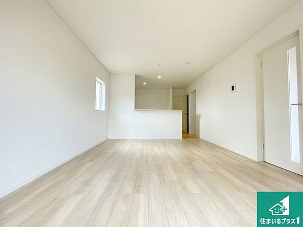 【居間・リビング】日当たり良好の明るいリビングで朝の目覚めもスッキリできそう！対面キッチンでご家族のコミュニケーションも自然と増える設計！小さなお子様が遊ぶスペースを作っても広々とくつろげるLDK！