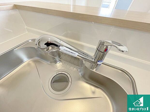 【キッチンシンク】蛇口の先端に浄水器を内蔵しています！原水と浄水、お湯と冷水、シャワーの切替えがワンタッチなので用途によって使い分けられます。
