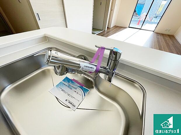 【キッチン水栓】浄水器を内蔵!炊飯時、お茶を作る時に安心してお水を使えます!お湯と冷水、浄水と原水、シャワーの切替えもワンタッチです!