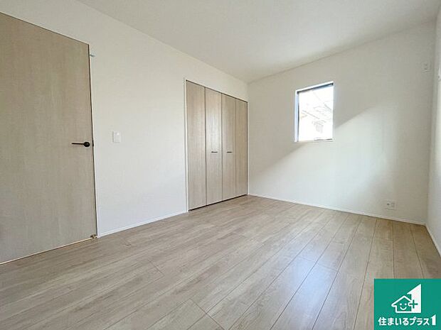 【洋室】シンプルな洋室は、自分好みのインテリアが楽しめます♪ご家族とインテリアや家具を選びに行くのは新築購入時の醍醐味の一つです。ぜひお楽しみください♪