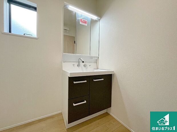 【独立洗面台】清潔感のある洗面台です。フラットな鏡は掃除がしやすく毎日清潔!鏡裏には収納があるのでスッキリとした洗面台が保てます。