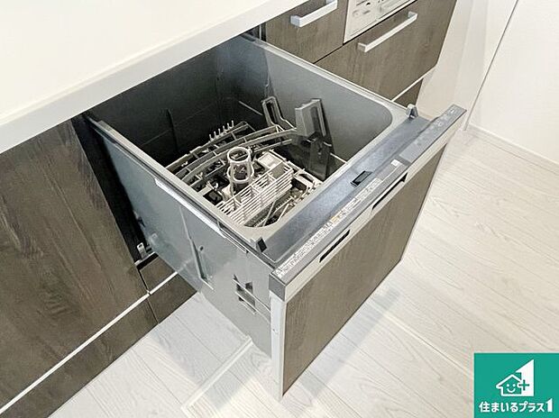 【食器洗浄乾燥機】食事後の一仕事、食器洗いをボタン一つでお任せできちゃいます！場所を取らないビルトイン式なので、お料理スペースもしっかり確保！