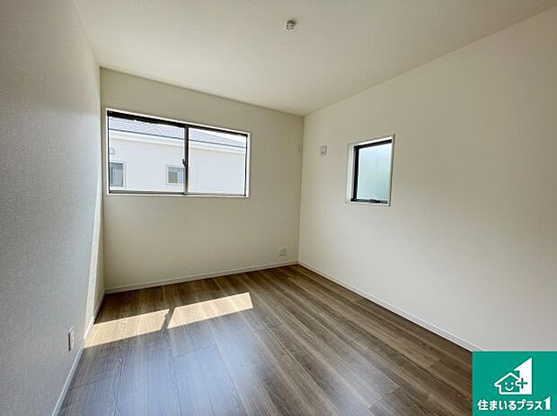 【洋室】シンプルな洋室は、自分好みのインテリアが楽しめます♪ご家族とインテリアや家具を選びに行くのは新築購入時の醍醐味の一つです。ぜひお楽しみください♪