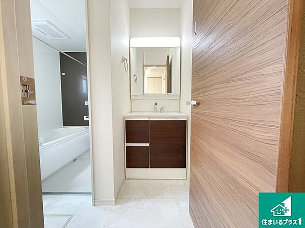 【独立洗面台】清潔感のある洗面台です。フラットな鏡は掃除がしやすく毎日清潔！鏡裏には収納があるのでスッキリとした洗面台が保てます。