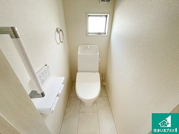 【トイレ】1・2階の2ヶ所にあるので、朝の忙しい時間の順番待ちもなく、深夜の利用にも大変便利です。