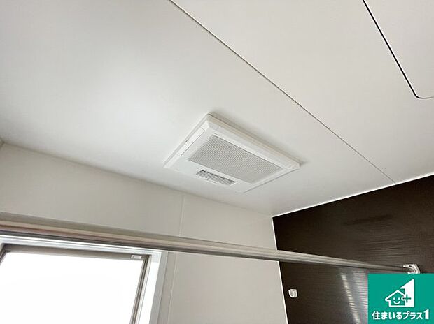 【浴室暖房乾燥機】四季を通して快適なバスライフをお手伝いする浴室暖房乾燥機！浴室の乾燥・暖房・涼風・換気はもちろん、２４時間換気にも対応！ 