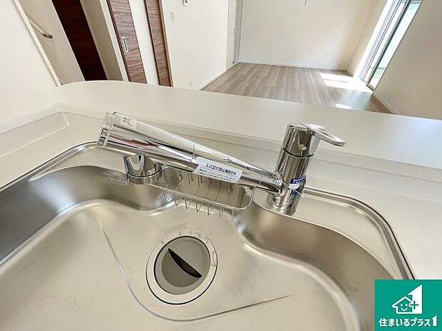 【キッチン水栓】浄水器を内蔵！炊飯時、お茶を作る時に安心してお水を使えます！お湯と冷水、浄水と原水、シャワーの切替えもワンタッチです！