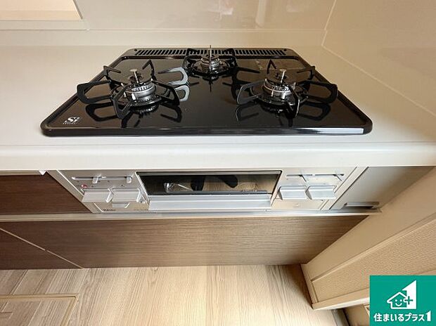 【コンロ】ダブル高火力Ｓｉセンサー付きコンロ！３口あるので、まとめて料理をする時も大活躍！