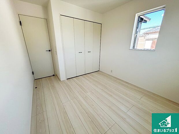 【洋室】シンプルな洋室は、自分好みのインテリアが楽しめます♪ご家族とインテリアや家具を選びに行くのは新築購入時の醍醐味の一つです。ぜひお楽しみください♪