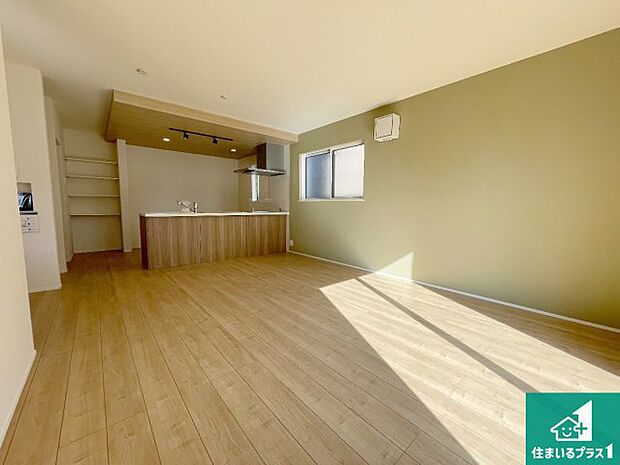 【居間・リビング】日当たり良好の明るいリビングで朝の目覚めもスッキリできそう!対面キッチンでご家族のコミュニケーションも自然と増える設計!小さなお子様が遊ぶスペースを作っても広々とくつろげるLDK!