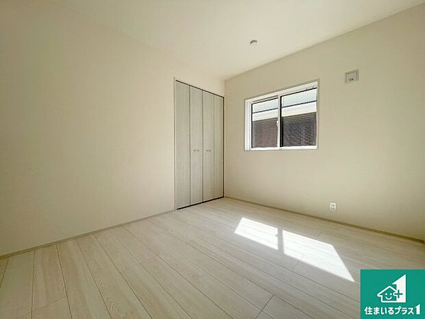 【洋室】シンプルな洋室は、自分好みのインテリアが楽しめます♪ご家族とインテリアや家具を選びに行くのは新築購入時の醍醐味の一つです。ぜひお楽しみください♪