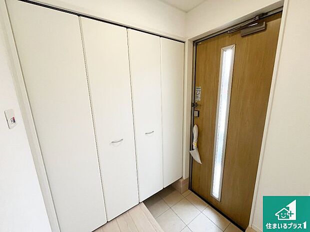 【玄関】シューズボックスにはたくさんの靴が収納できるので玄関周りはいつもスッキリ！ご家族が増えても安心！