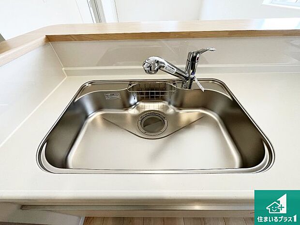 【キッチンシンク】蛇口の先端に浄水器を内蔵しています！原水と浄水、お湯と冷水、シャワーの切替えがワンタッチなので用途によって使い分けられます。