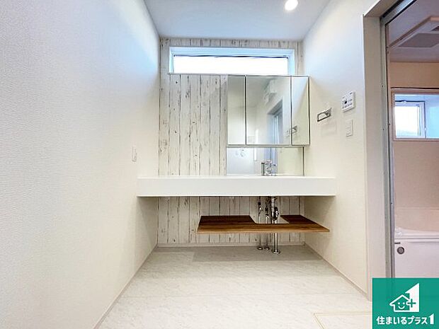 【独立洗面台】清潔感のある洗面台です。フラットな鏡は掃除がしやすく毎日清潔！鏡裏には収納があるのでスッキリとした洗面台が保てます。