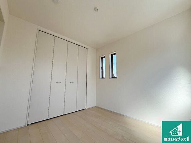 【洋室】シンプルな洋室は、自分好みのインテリアが楽しめます♪ご家族とインテリアや家具を選びに行くのは新築購入時の醍醐味の一つです。ぜひお楽しみください♪