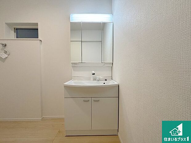 【独立洗面台】清潔感のある洗面台です。フラットな鏡は掃除がしやすく毎日清潔!鏡裏には収納があるのでスッキリとした洗面台が保てます。
