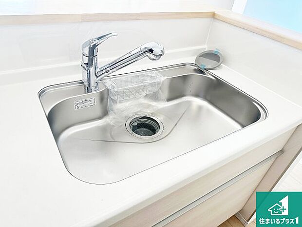 【キッチンシンク】蛇口の先端に浄水器を内蔵しています!原水と浄水、お湯と冷水、シャワーの切替えがワンタッチなので用途によって使い分けられます。