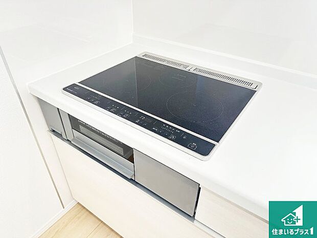 【コンロ】火を使わないので、安心なIHコンロ!でこぼこが無い構造なので、掃除もしやすく清潔に保てます!