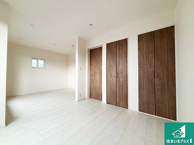 【洋室】シンプルな洋室は、自分好みのインテリアが楽しめます♪ご家族とインテリアや家具を選びに行くのは新築購入時の醍醐味の一つです。ぜひお楽しみください♪