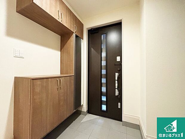 【エントランス】シューズボックスにはたくさんの靴が収納できるので玄関周りはいつもスッキリ！ご家族が増えても安心！