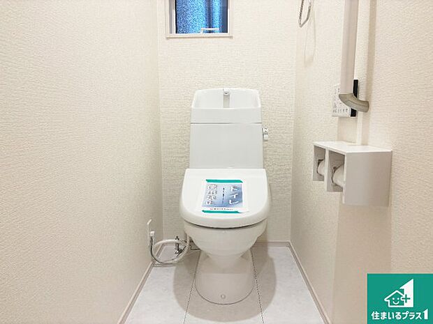 【トイレ】1・2階の2ヶ所にあるので、朝の忙しい時間の順番待ちもなく、深夜の利用にも大変便利です。