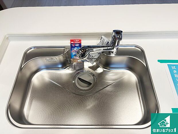 【キッチンシンク】蛇口の先端に浄水器を内蔵しています！原水と浄水、お湯と冷水、シャワーの切替えがワンタッチなので用途によって使い分けられます。