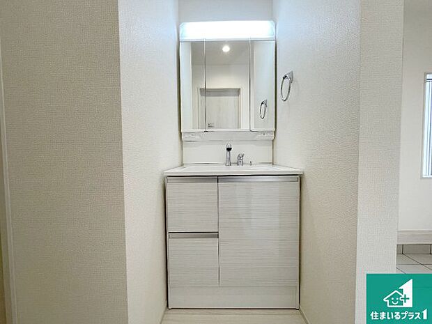 【独立洗面台】清潔感のある洗面台です。フラットな鏡は掃除がしやすく毎日清潔！鏡裏には収納があるのでスッキリとした洗面台が保てます。