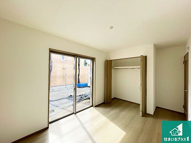 【洋室】シンプルな洋室は、自分好みのインテリアが楽しめます♪ご家族とインテリアや家具を選びに行くのは新築購入時の醍醐味の一つです。ぜひお楽しみください♪