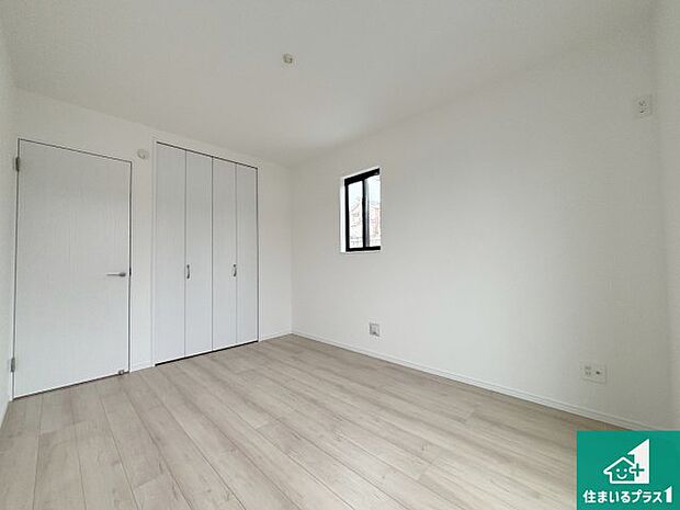 【洋室】シンプルな洋室は、自分好みのインテリアが楽しめます♪ご家族とインテリアや家具を選びに行くのは新築購入時の醍醐味の一つです。ぜひお楽しみください♪