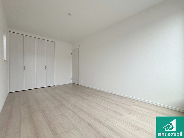 【洋室】シンプルな洋室は、自分好みのインテリアが楽しめます♪ご家族とインテリアや家具を選びに行くのは新築購入時の醍醐味の一つです。ぜひお楽しみください♪