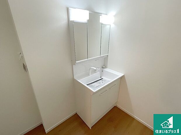 【独立洗面台】清潔感のある洗面台です。フラットな鏡は掃除がしやすく毎日清潔！鏡裏には収納があるのでスッキリとした洗面台が保てます。