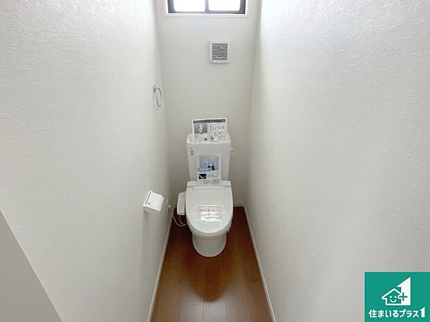 【トイレ】1・2階の2ヶ所にあるので、朝の忙しい時間の順番待ちもなく、深夜の利用にも大変便利です。