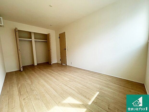 【洋室】シンプルな洋室は、自分好みのインテリアが楽しめます♪ご家族とインテリアや家具を選びに行くのは新築購入時の醍醐味の一つです。ぜひお楽しみください♪