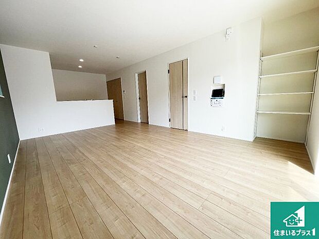 【居間・リビング】日当たり良好の明るいリビングで朝の目覚めもスッキリできそう!対面キッチンでご家族のコミュニケーションも自然と増える設計!小さなお子様が遊ぶスペースを作っても広々とくつろげるLDK!