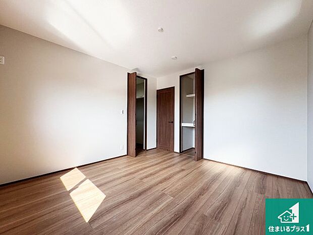 【洋室】シンプルな洋室は、自分好みのインテリアが楽しめます♪ご家族とインテリアや家具を選びに行くのは新築購入時の醍醐味の一つです。ぜひお楽しみください♪