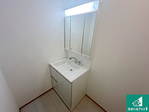 【独立洗面台】清潔感のある洗面台です。フラットな鏡は掃除がしやすく毎日清潔!鏡裏には収納があるのでスッキリとした洗面台が保てます。