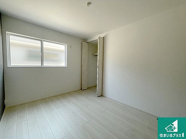 【洋室】シンプルな洋室は、自分好みのインテリアが楽しめます♪ご家族とインテリアや家具を選びに行くのは新築購入時の醍醐味の一つです。ぜひお楽しみください♪