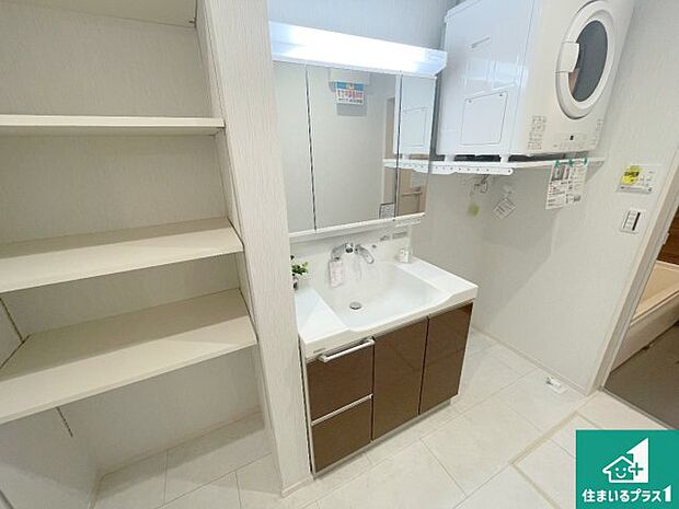 【独立洗面台】清潔感のある洗面台です。フラットな鏡は掃除がしやすく毎日清潔!鏡裏には収納があるのでスッキリとした洗面台が保てます。