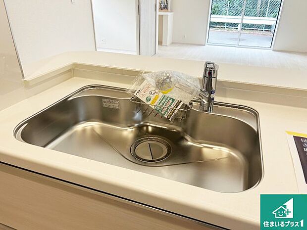 【独立洗面台】清潔感のある洗面台です。フラットな鏡は掃除がしやすく毎日清潔！ホースは引き出して使えるので洗顔やお掃除の際に便利です！