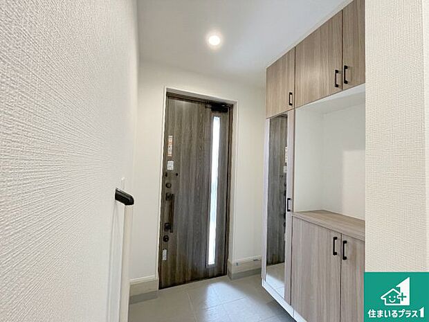 【玄関】シューズボックスにはたくさんの靴が収納できるので玄関周りはいつもスッキリ！ご家族が増えても安心！ 