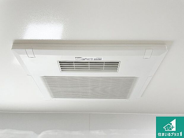 【浴室暖房乾燥機】四季を通して快適なバスライフをお手伝いする浴室暖房乾燥機！浴室の乾燥・暖房・涼風・換気はもちろん、２４時間換気にも対応！ 