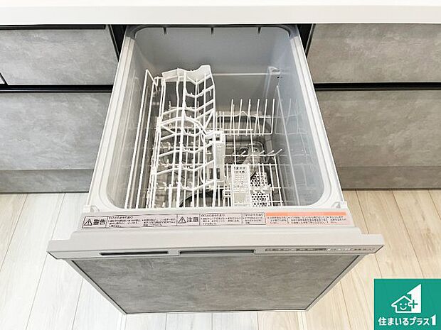 【食器洗い乾燥機】食事後の一仕事、食器洗いをボタン一つでお任せできちゃいます！場所を取らないビルトイン式なので、お料理スペースもしっかり確保！ 